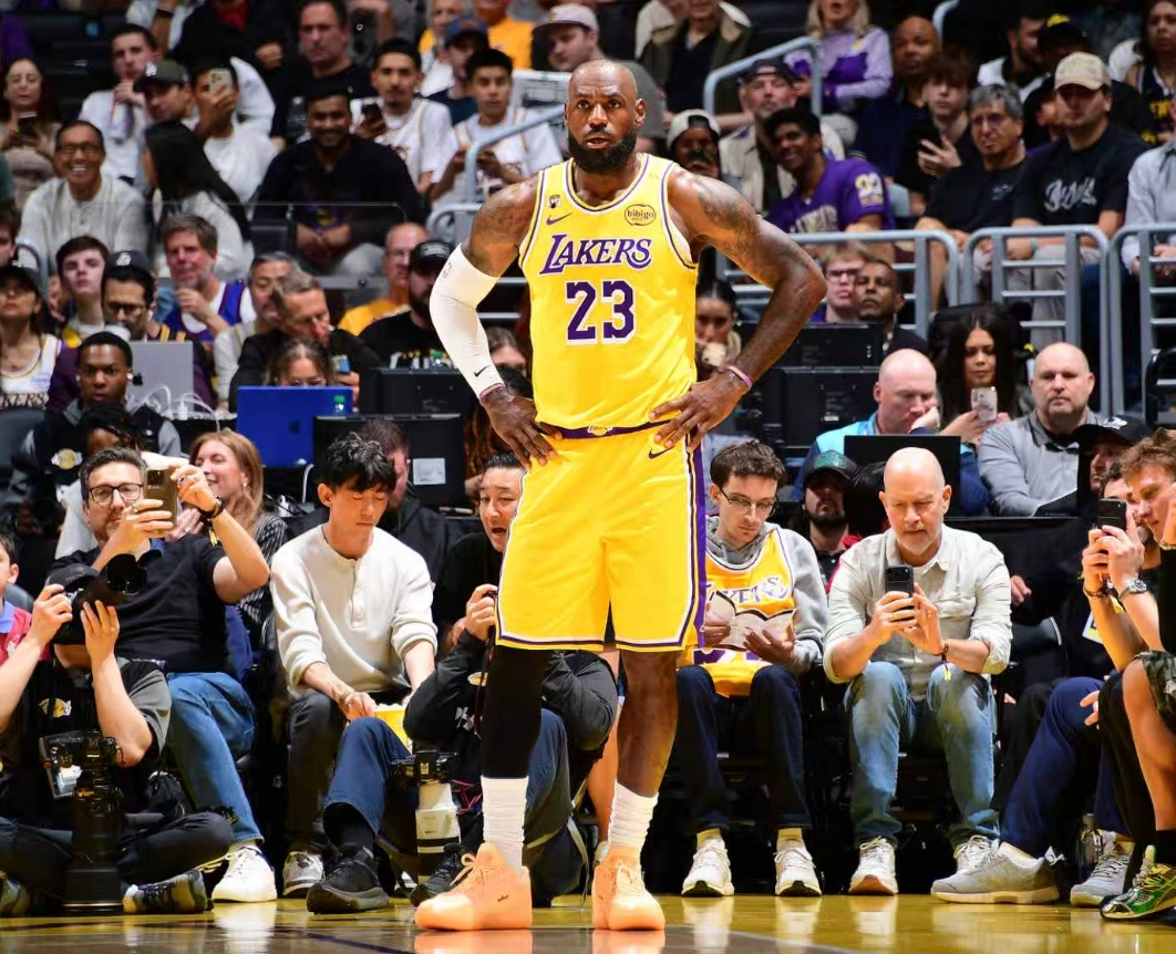 电竞赛事直播平台-小里绝平+东契奇加时准绝杀！41岁詹皇甘当绿叶 倒地飞扑令人泪目