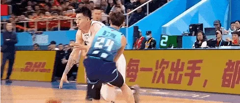 lpl高清回放-张镇麟无视防守杀入禁区，上演精彩双手隔人暴扣