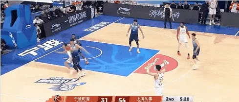 lol比赛视频-李弘权篮下双手暴扣，上海打出12-0高潮领先对手25分